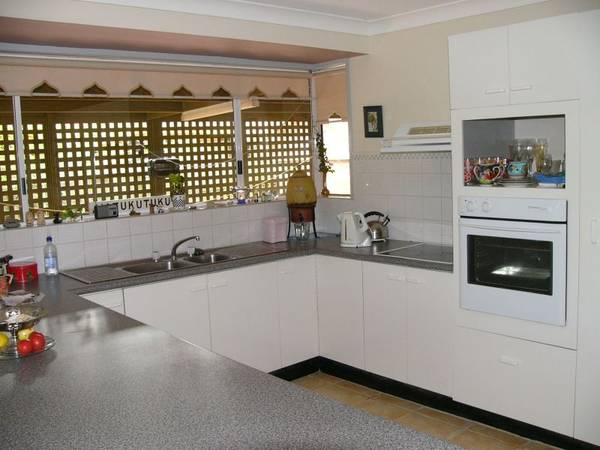 DELIGHTFUL HOME WITH LOADS OF POTENTIAL Picture 2