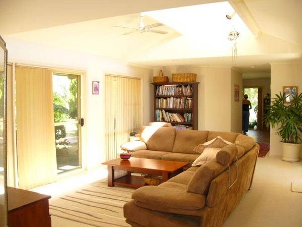 EASY TO LIVE IN - EASY TO LET OUT Picture 2