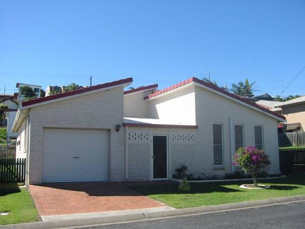 CONVENIENCE OF LIVING IN TOWN Picture 1