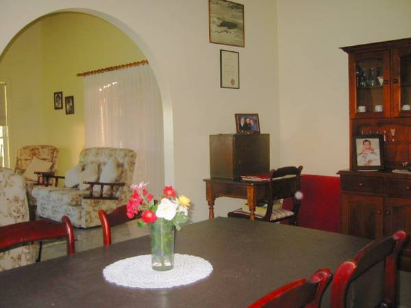 CONVENIENCE OF LIVING IN TOWN Picture 2