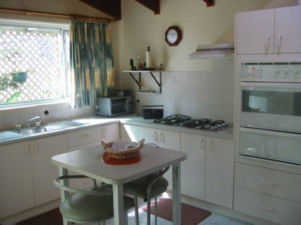 CONVENIENCE OF LIVING IN TOWN Picture 3