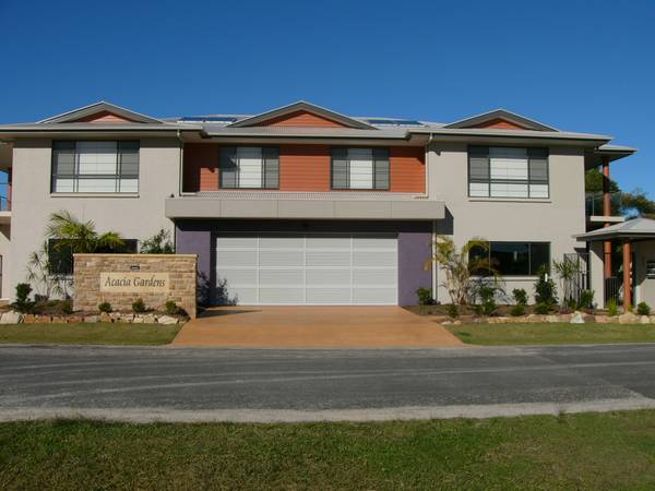 RETIREES - PLENTY OF ROOM WITH 3 BEDROOMS Picture 1