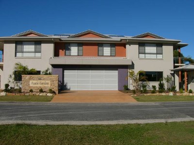 RETIREES - PLENTY OF ROOM WITH 3 BEDROOMS Picture