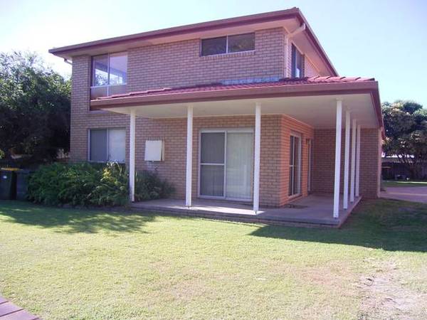 1/6 MARINERS WAY, YAMBA Picture 1