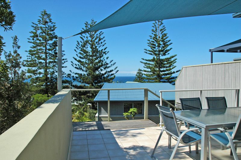 PICTURE PERFECT IN PARADISE Picture 1