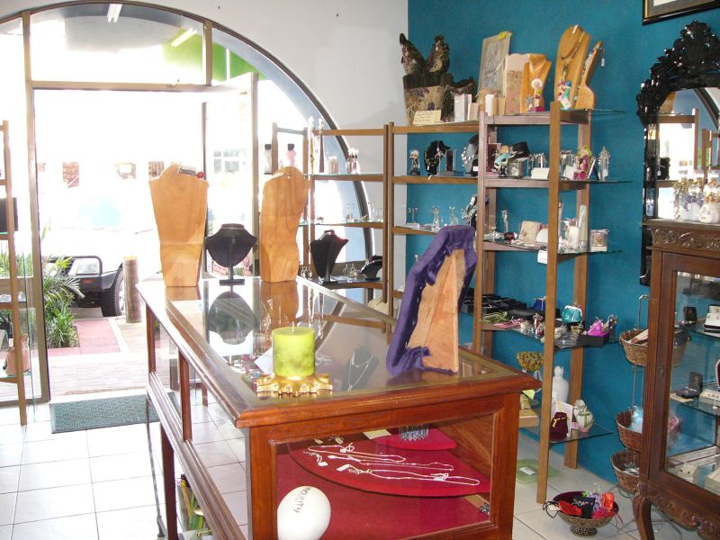 THIS IS AN ABSOLUTE GIFT - THE ONLY SHOP FRONT FLORIST IN YAMBA Picture 2