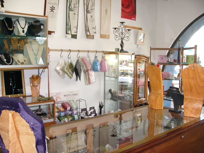 THIS IS AN ABSOLUTE GIFT - THE ONLY SHOP FRONT FLORIST IN YAMBA Picture 3