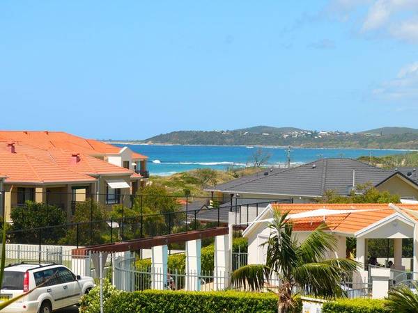 3 MINUTES INTO THE SURF Picture 1