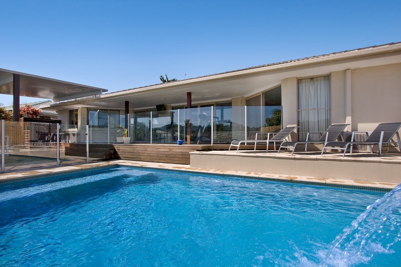 Excellent street appeal with its modern bold colours and presentation. Picture 2