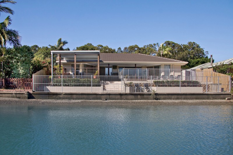 Excellent street appeal with its modern bold colours and presentation. Picture 3