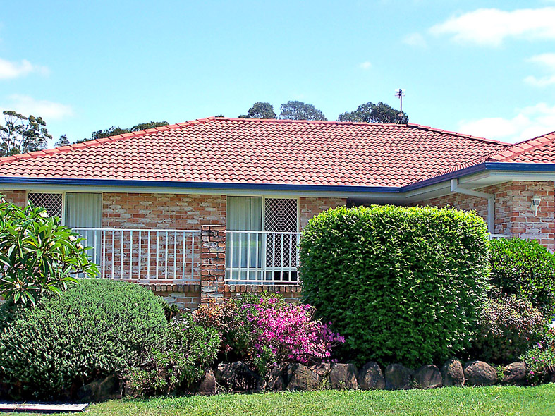 EXPANSIVE MODERN FAMILY LIVING Picture 1