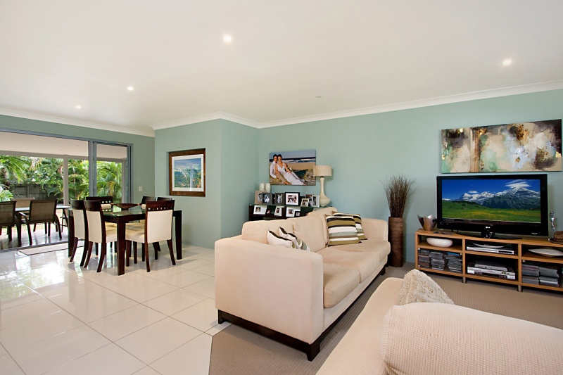 Trendy home - short walk to Currumbin Creek Picture 2