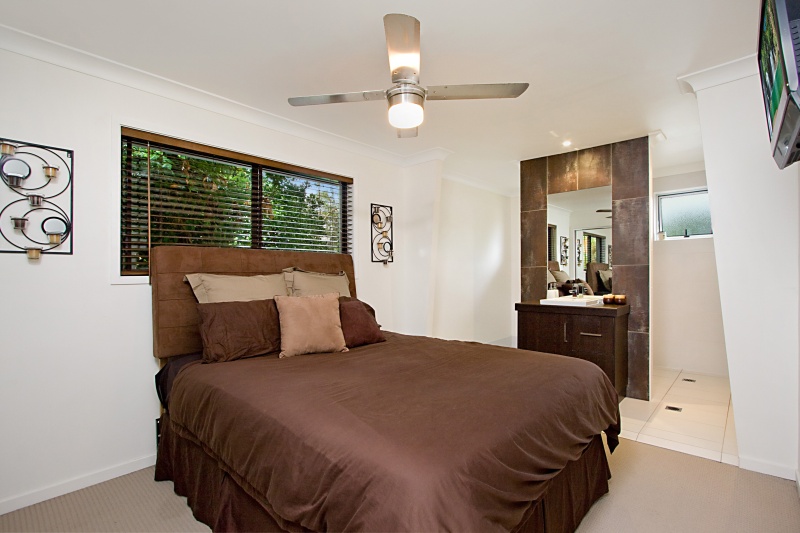 Trendy home - short walk to Currumbin Creek Picture 3