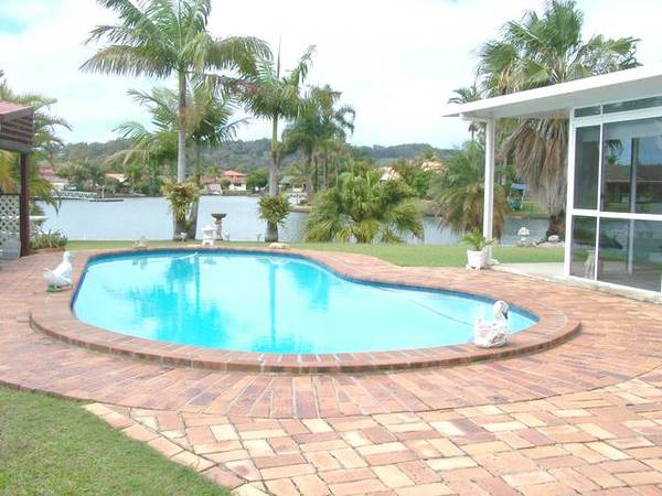 CURRUMBIN WATERFRONT Picture 3