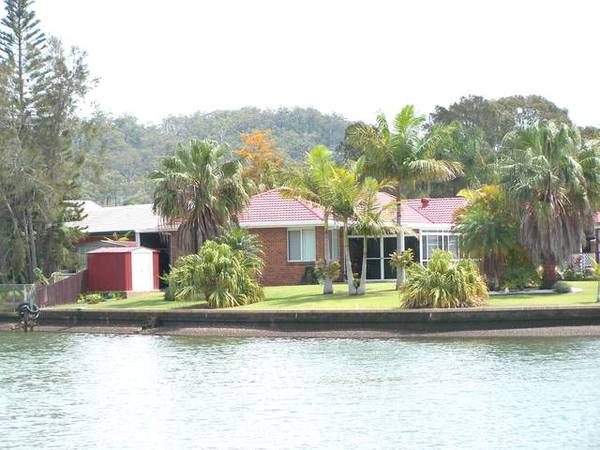 CURRUMBIN WATERFRONT Picture 1