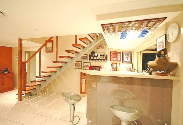 Luxurious Waterfront Living! Picture 3