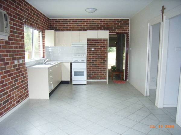 5 BEDROOM HOME & 3 BEDROOM GRANNY FLAT Picture 3