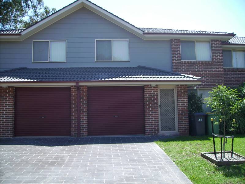 IMMACULATE MODERN TOWNHOUSE Picture 1