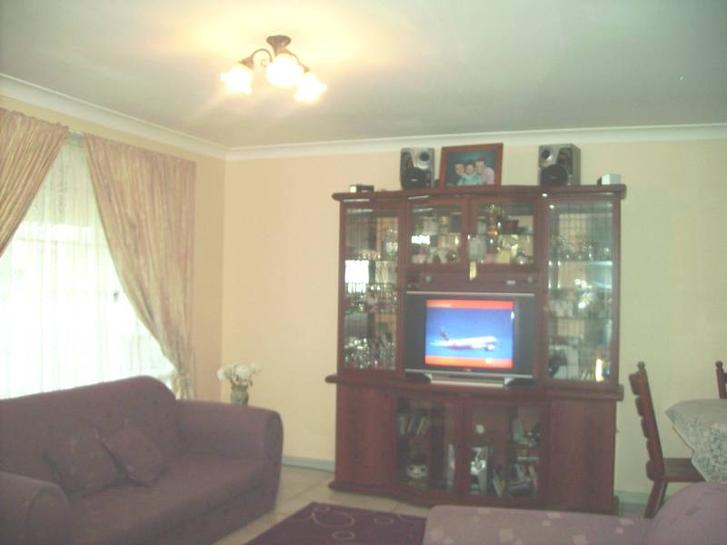 HUGE CORNER BLOCK WITH 2 ENTRANCES Picture 2