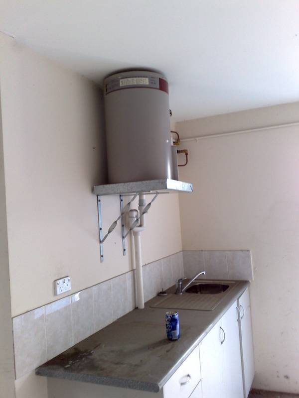 IN A MID SIZE COMPLEX Picture 1