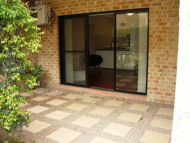 OPPOSITE SYDNEY'S WORLD FAMOUS ROSEHILL GARDENS RACECOURSE!!! Picture 3