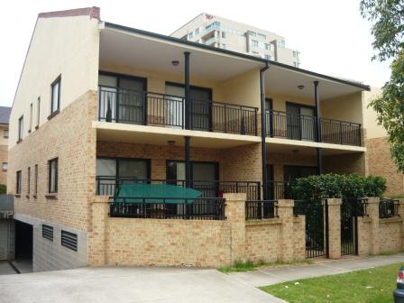 OPPOSITE SYDNEY'S WORLD FAMOUS ROSEHILL GARDENS RACECOURSE!!! Picture 1