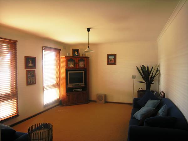 STYLISH RENOVATION WITH GREAT LIVING Picture 2