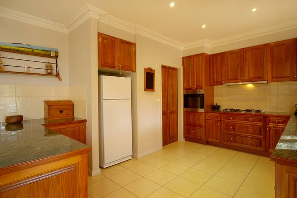 STYLISH AND CONVENIENT ACREAGE Picture 2