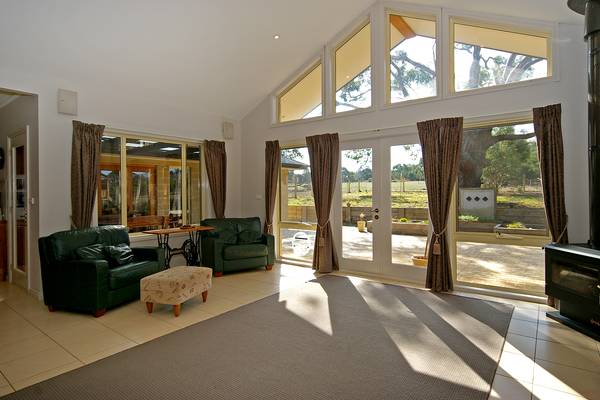 STYLISH AND CONVENIENT ACREAGE Picture 3