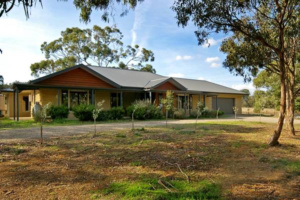 STYLISH AND CONVENIENT ACREAGE Picture 1