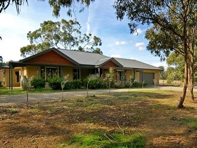 STYLISH AND CONVENIENT ACREAGE Picture STYLISH AND CONVENIENT ACREAGE Picture