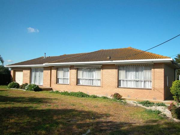 Lara Home on Acres Picture 1