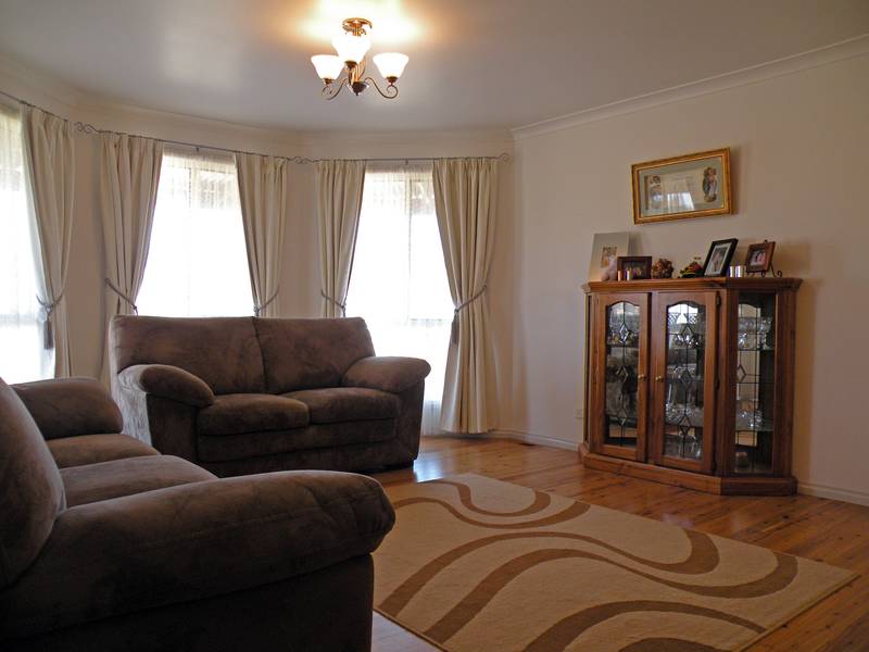 Modern & Stylish Acreage Picture 2