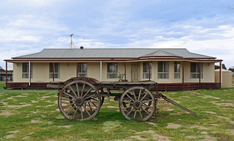 Modern & Stylish Acreage Picture 1