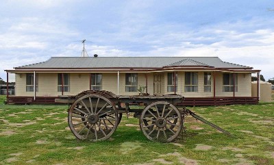 Modern & Stylish Acreage Picture