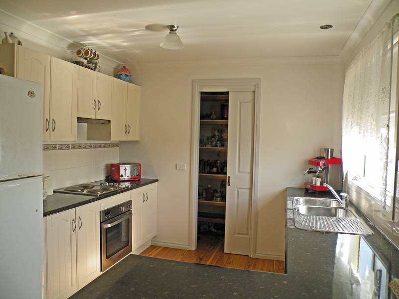 Modern & Stylish Acreage Picture 3