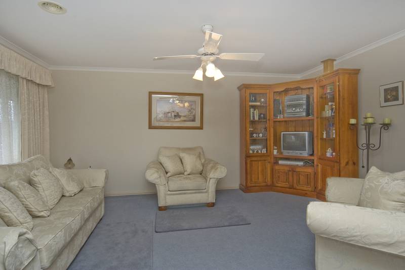 Genuine 4 Bedroom & 3 Living! Picture 2