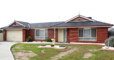 Lake Proximity in Quiet Court Location Picture