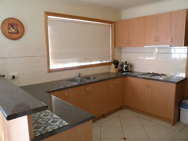 QUALITY VICTORIAN TOWNHOUSE Picture 2