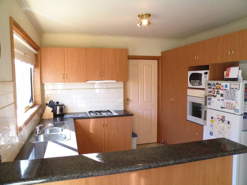 QUALITY VICTORIAN TOWNHOUSE Picture 3