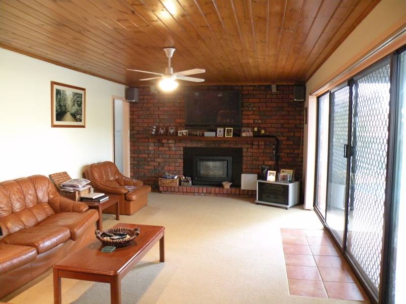 "THE ENTERTAINER" on a HUGE 1/4 Acre Block Picture 2