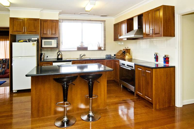 QUALITY KITCHEN, POLISHED FLOORS.. COME TAKE A LOOK ON THE INSIDE! Picture 3