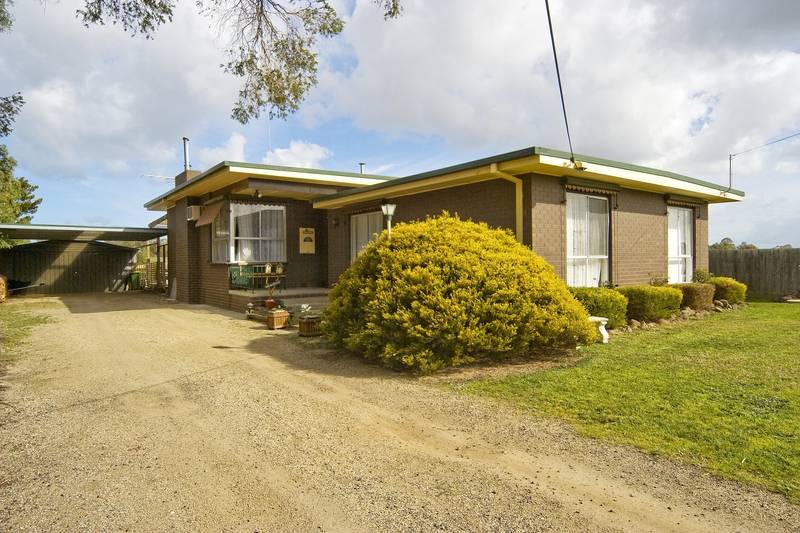 QUALITY KITCHEN, POLISHED FLOORS.. COME TAKE A LOOK ON THE INSIDE! Picture 1
