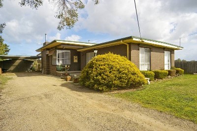 QUALITY KITCHEN, POLISHED FLOORS.. COME TAKE A LOOK ON THE INSIDE! Picture