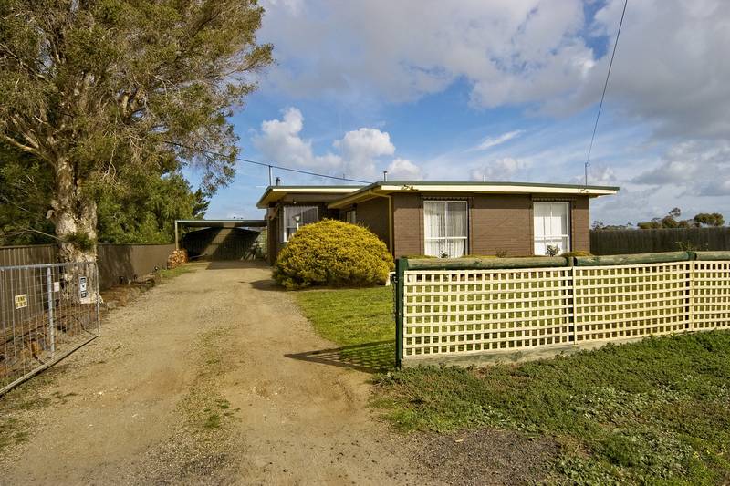 QUALITY KITCHEN, POLISHED FLOORS.. COME TAKE A LOOK ON THE INSIDE! Picture 2