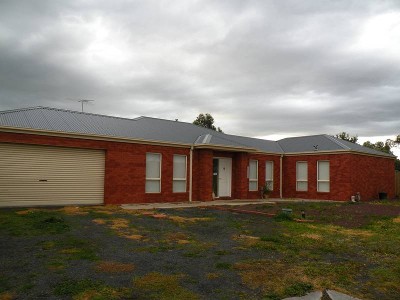 700 m2 BLOCK WITH 3 YEAR OLD HOME IN CENTRAL LOCATION Picture