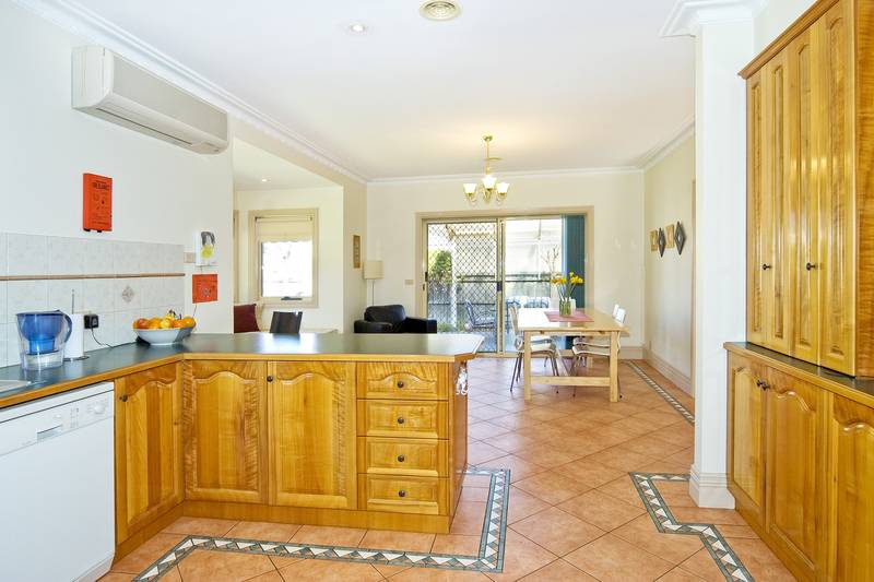 PARK VIEWS FOR THIS IMPRESSIVE FAMILY HOME Picture 3