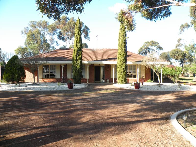 Lara property on 5 acres Picture 1