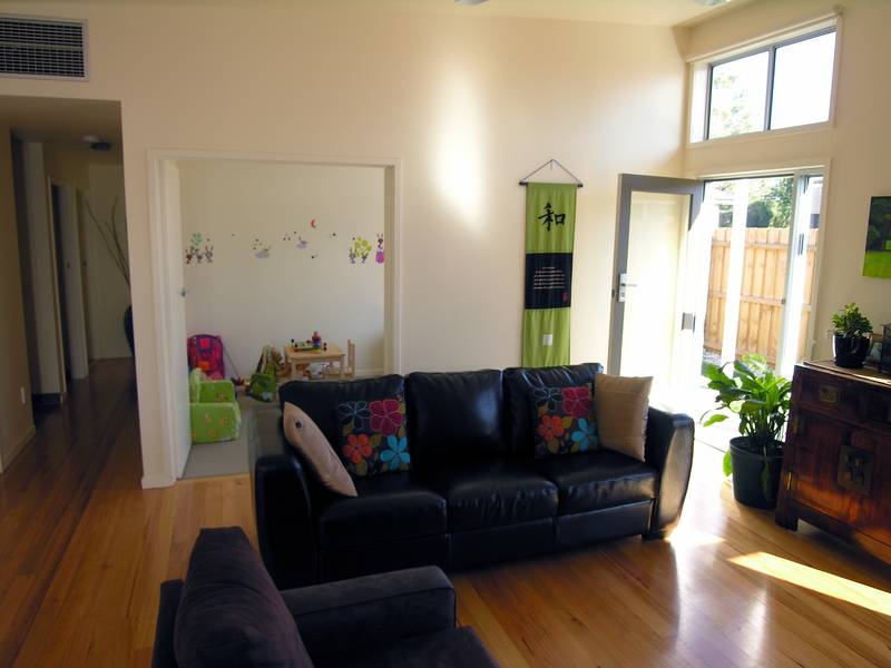 STYLISH NEW TOWNHOUSE Picture 3