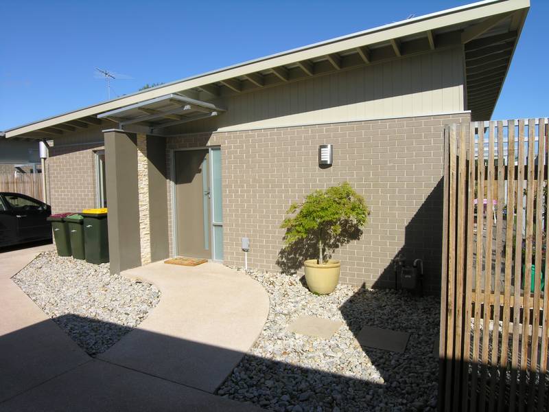 STYLISH NEW TOWNHOUSE Picture 1